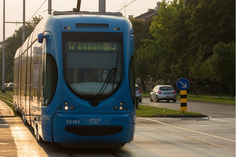 Sudarili se tramvaj i auto u Zagrebu, troje ozlijeđeno