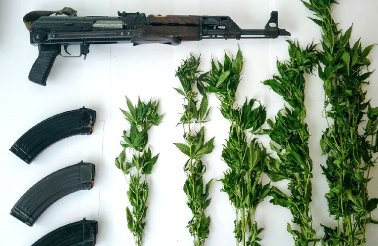 Policija kod muškarca iz Imotskog pronašla 22 stabljike trave i automatsku pušku