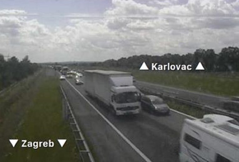 Auto sletio s autoceste između Zagreba i Karlovca, jedna osoba poginula