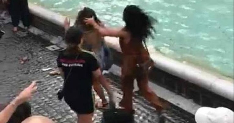VIDEO Žene se divljački potukle zbog selfieja ispred fontane