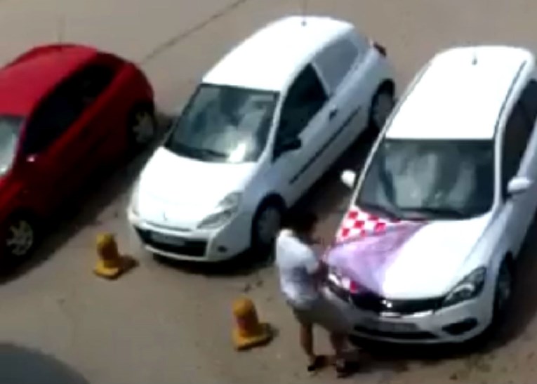 Srbin u Bosanskom Brodu skinuo šahovnicu s auta, pogledajte snimku