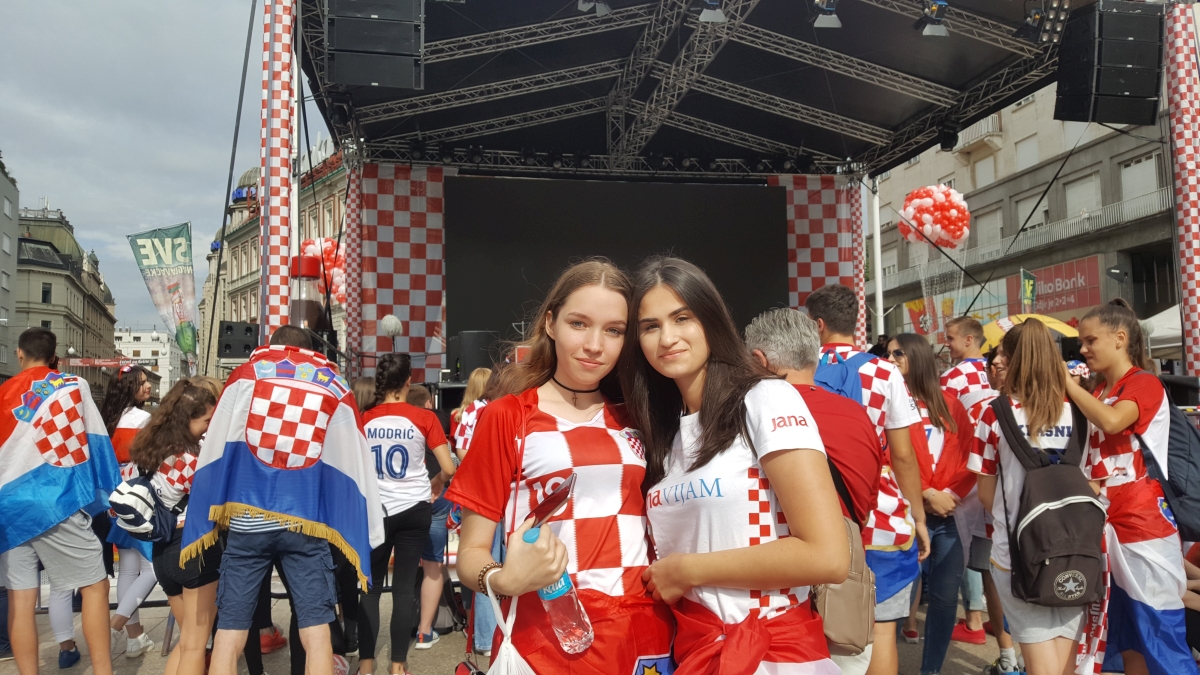 FOTO Navijači čekaju Vatrene na Trgu već od ranog jutra: "Došli smo u 5 i ne mičemo se"