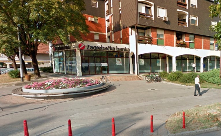Muškarac usred dana ciglom razbijao vrata banke u Velikoj Gorici