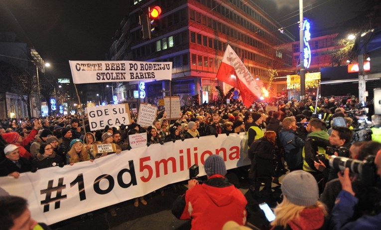 Tisuće ljudi u Beogradu prosvjedovale protiv Vučića: "Zaigrao si se, Aleksandre"