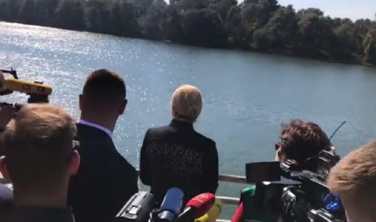 VIDEO Kolinda obišla naftnu mrlju na Savi