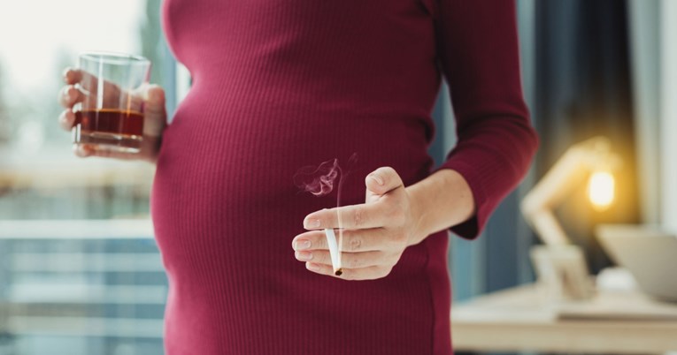 Žene koje piju i puše u trudnoći su stigmatizirane pa to rade u privatnosti