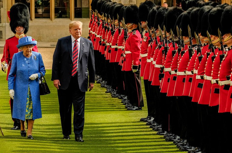 Trump stiže u Veliku Britaniju, danas će ručati s kraljicom Elizabetom