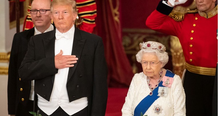 Zbog onog što mu je poklonila, ljudi su uvjereni da kraljica trola Trumpa