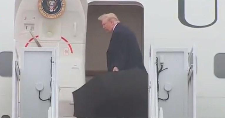 Trump je opet postao predmet sprdnje zbog onog što je napravio s kišobranom