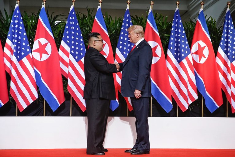 VIDEO Rukovali se Kim Jong-un i Donald Trump, pogledajte povijesni trenutak