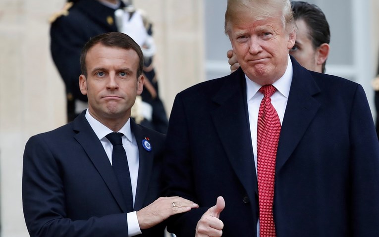 Macron u Parizu primio Trumpa, stalno ga je dirao