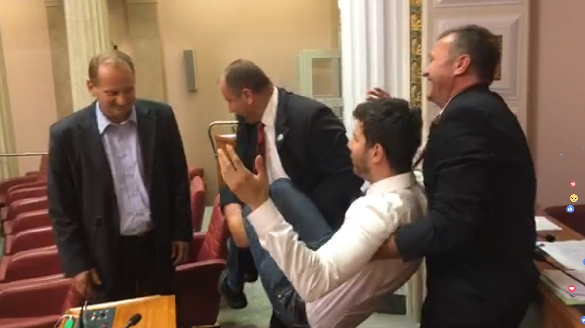 U saboru se vrijeđali i zvali Jugoslavenima, posvađali se zbog Markićkinog referenduma