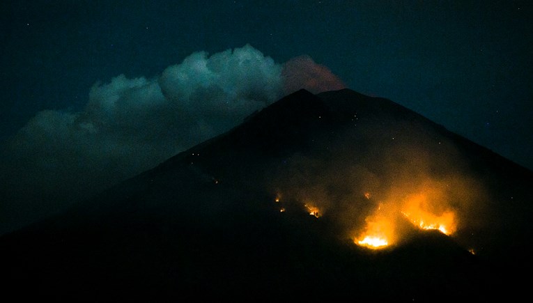 Eruptirao vulkan na Baliju, izbacivao lavu i pepeo kilometre u zrak