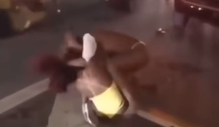 Bizarna snimka: Polugole žene masovno se tukle na ulici