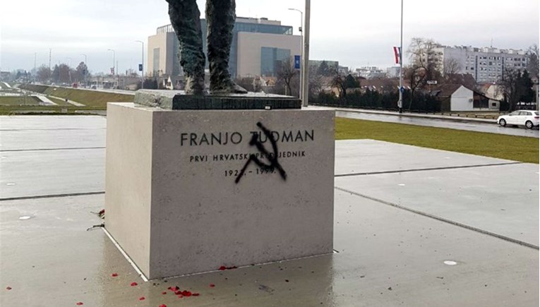 Na novom Tuđmanovom spomeniku u Zagrebu osvanuo grafit srpa i čekića