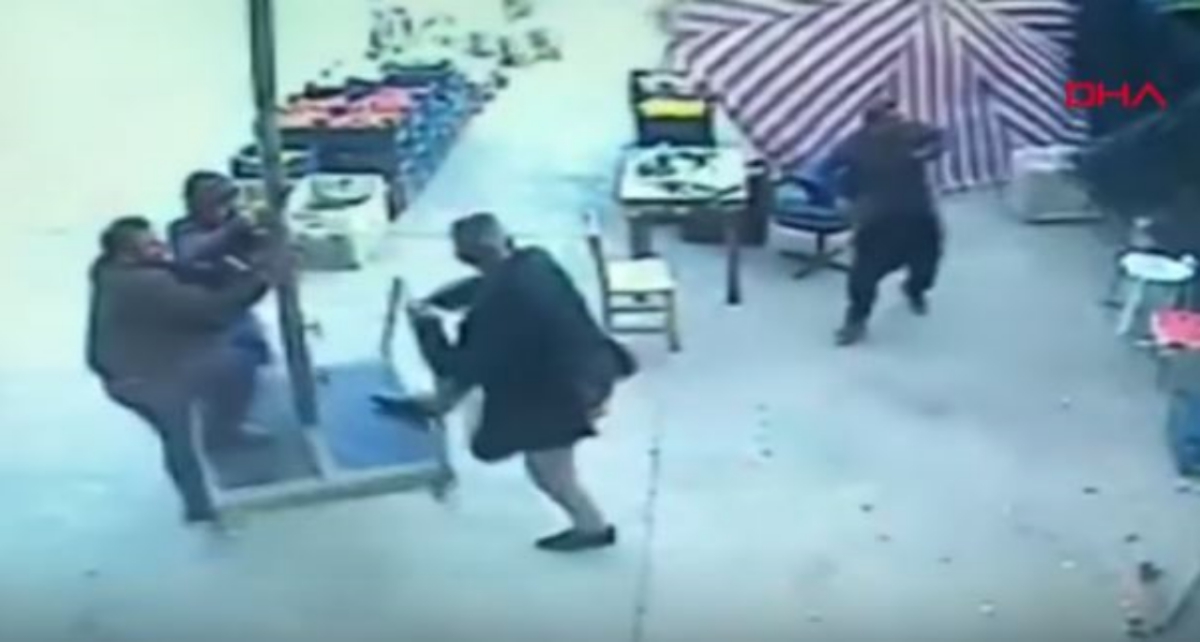 VIDEO Vjetar doslovno odnio tipa koji je pokušao spasiti suncobran