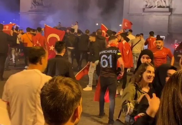 Turska invazija na Pariz: Pogledajte slavlje u centru grada nakon senzacije