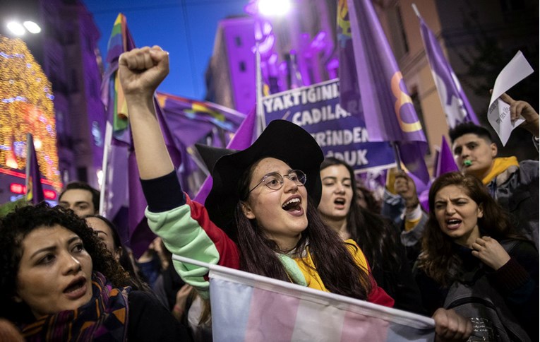 Policija u Istanbulu bacila suzavac na prosvjedu za ženska prava