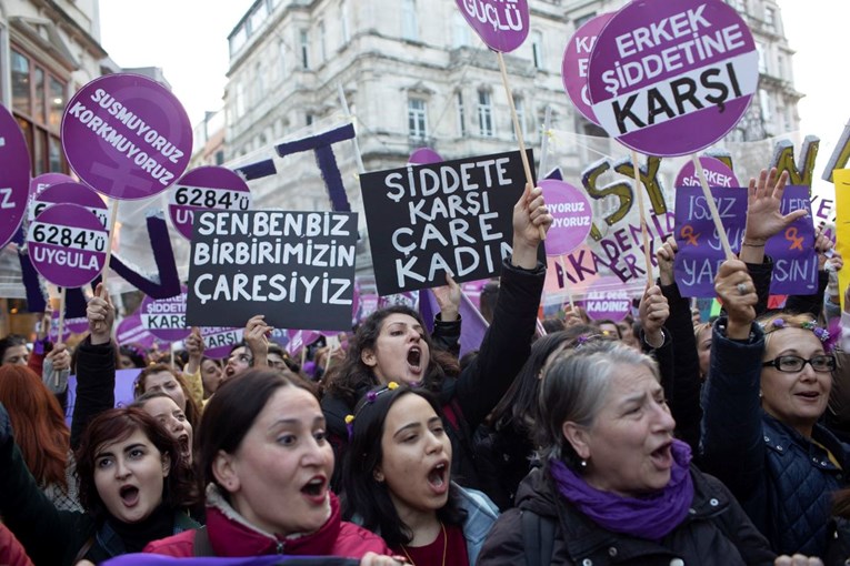 Turska policija suzavcima napala sudionike marša protiv nasilja nad ženama