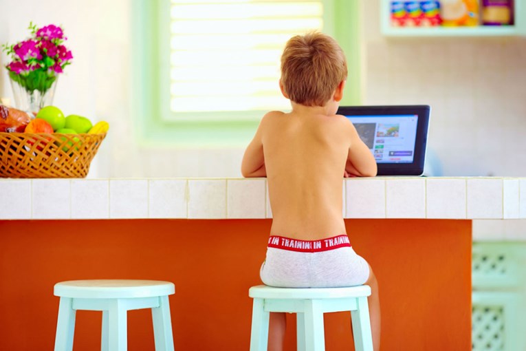 Za bolje kognitivne sposobnosti djeca uz ekran smiju provesti manje od dva sata