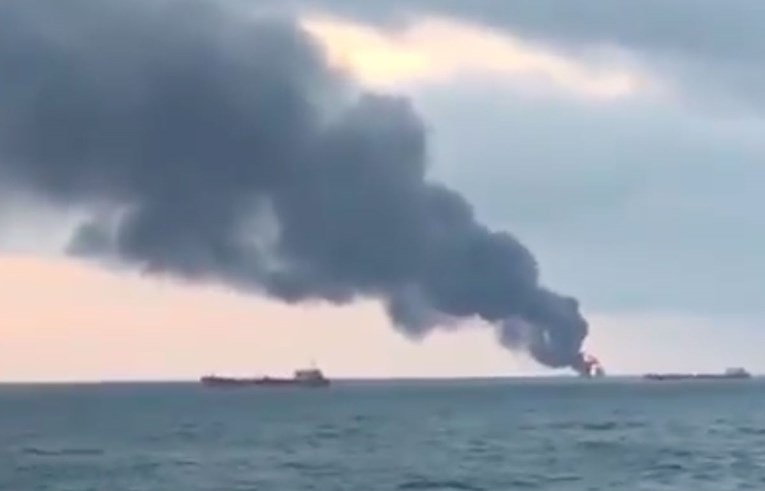 Deset mornara poginulo u požarima na dva broda kod Krima