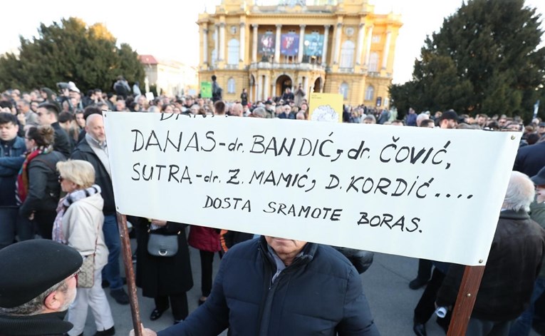 VIDEO Prosvjed protiv Bandićevog doktorata: "Ovo je uvreda za sve nas"
