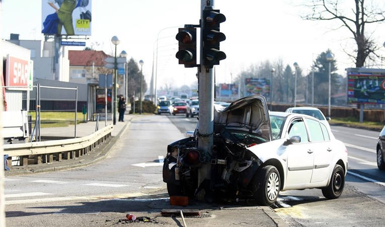 Auto se zabio u semafor u Zagrebu, jedna osoba ozlijeđena