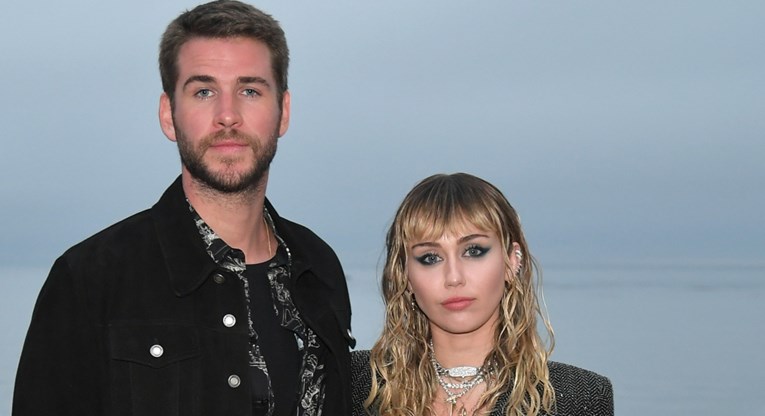Rokerski chic: Miley Cyrus i Liam Hemsworth stilski usklađeni na modnoj reviji