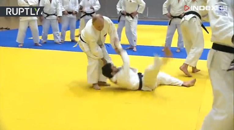 VIDEO Putin trenirao judo s olimpijskim prvakom. Ozlijedio se