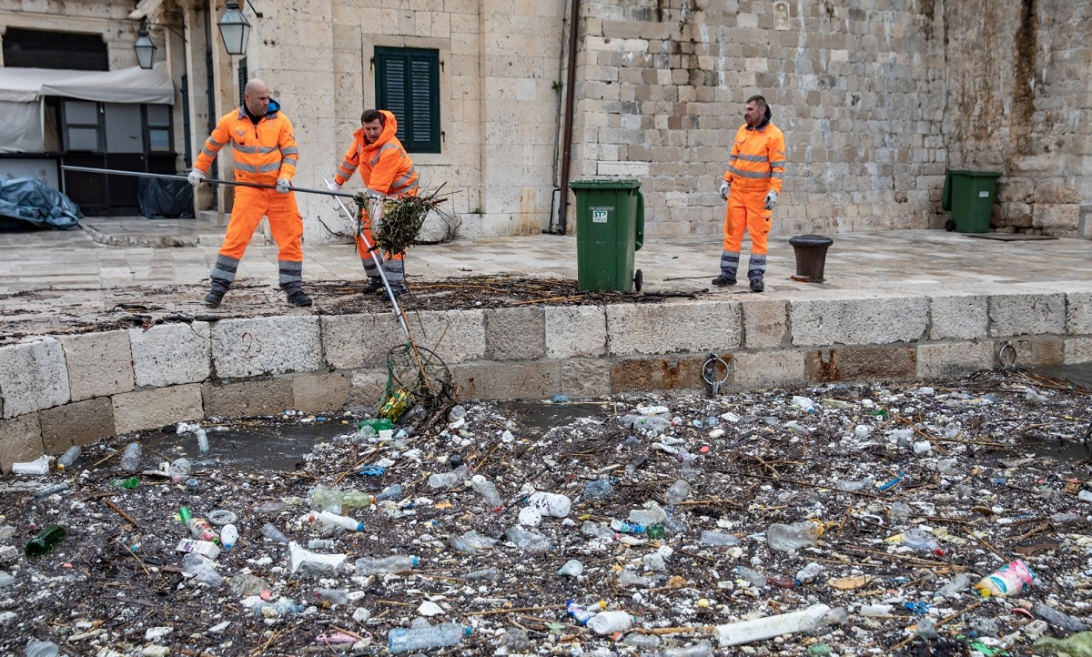 FOTO Pogledajte na što sliči stara luka u Dubrovniku nakon olujnog juga