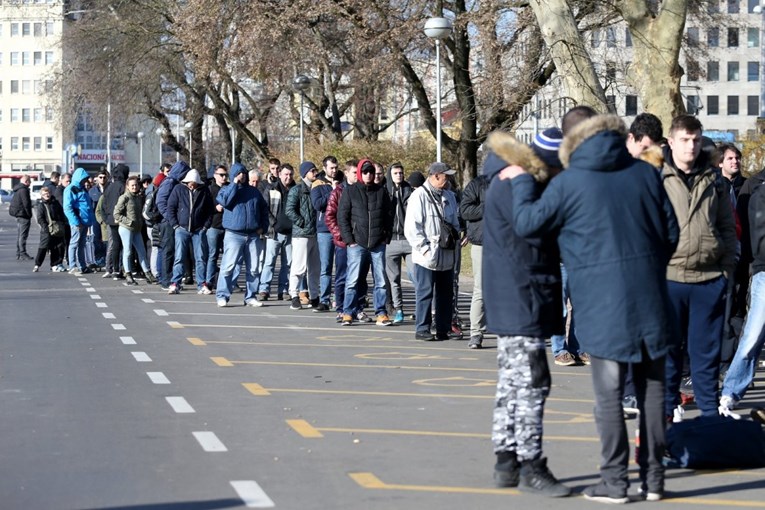 VIDEO Ludnica u Maksimiru: Navijači od jutra u redu za ulaznice za Benficu