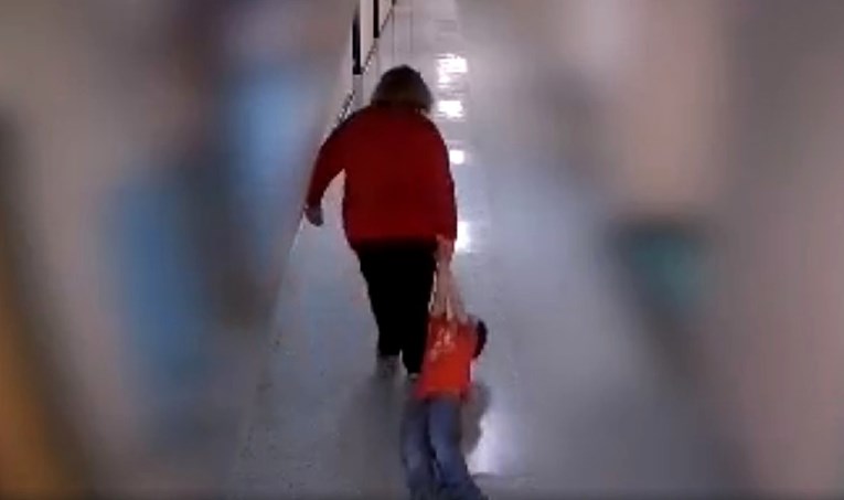 VIDEO Učiteljica u SAD-u vukla autistično dijete po školi, dobila je otkaz