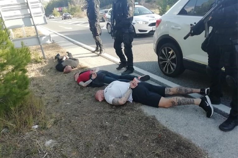 VIDEO Kod Splita uhićeni opasni kriminalci, policija ih pobacala po cesti