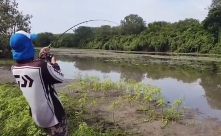 VIDEO Uhvatio veliku ribu pa pred nosom ostao bez nje: "Guta je cijelu"