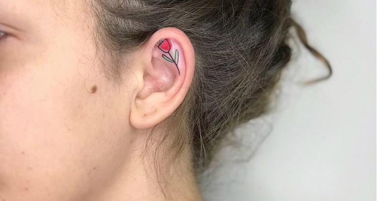 Tetovaže na ušima novi su trend i dostojno zamjenjuju nakit