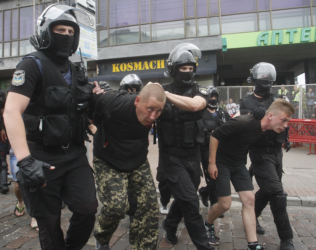 Ukrajinska policija prebila ekstremiste koji su htjeli spriječiti gej povorku