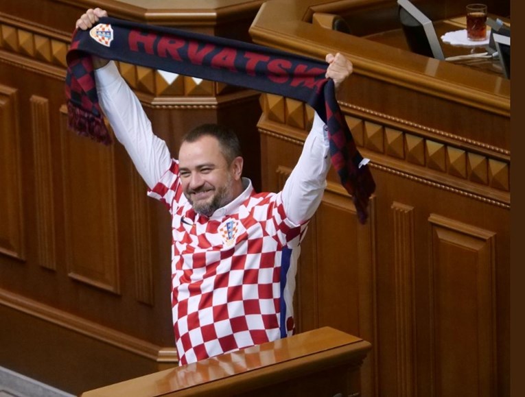 Ukrajinski parlamentarci obukli hrvatske dresove, pogledajte kako skandiraju "Slava Hrvatskoj"