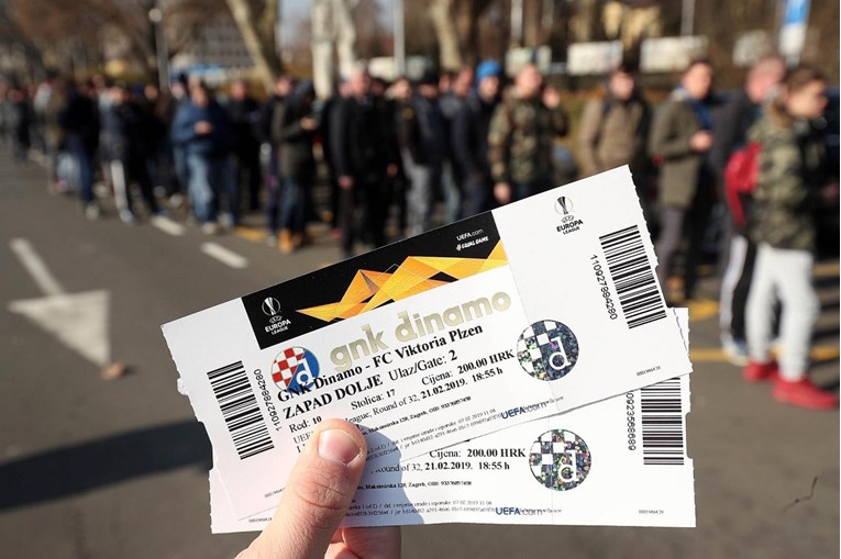VIDEO Dinamovci došli pozdraviti navijače koji su noćili na stadionu zbog karata