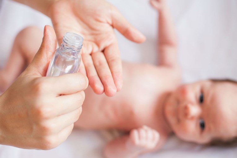 Mama objavila upozorenje nakon što joj je sin popio "malo" ulja za bebe