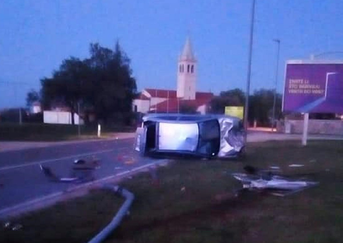 FOTO Auto se prevrnuo kod Umaga, prednji dio je smrskan