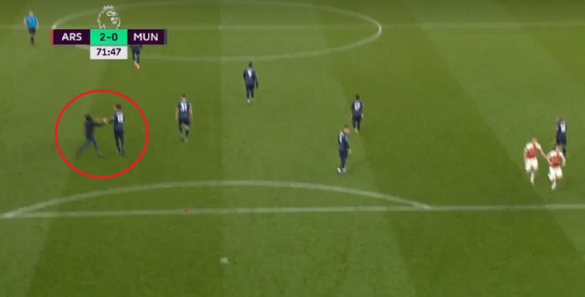 VIDEO Navijač utrčao na teren na Emiratesu i napao Smallinga
