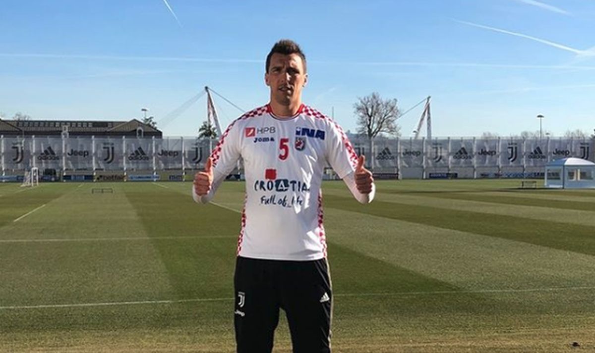 Kralj Mandžukić istrčao na teren u dresu hrvatskih rukometaša