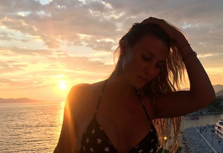Vanja Halilović pokazala kako uživa na plaži u minijaturnom bikiniju