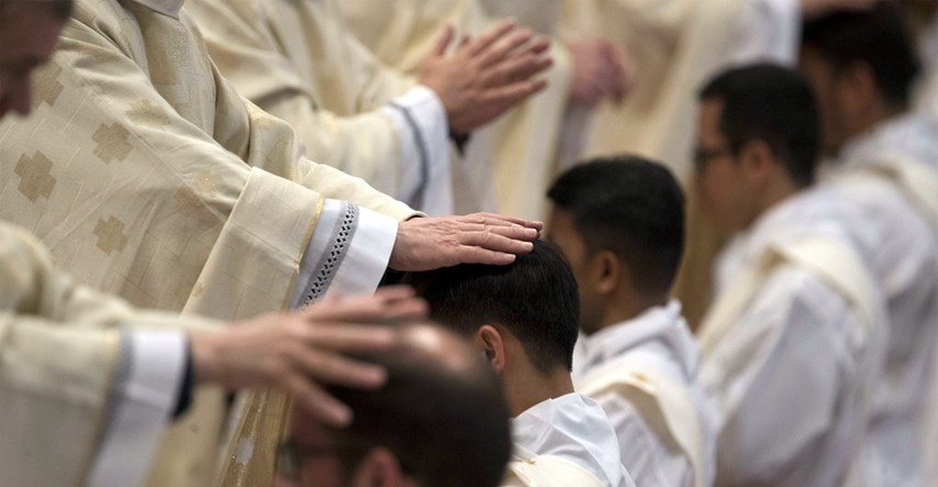 Vatikan će dopustiti oženjenim muškarcima da postanu svećenici?