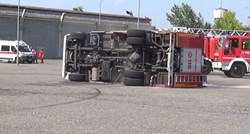 VIDEO Vatrogasno vozilo se prevrnulo usred vježbe u Italiji