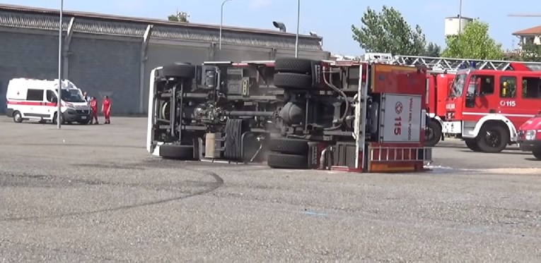 VIDEO Vatrogasno vozilo se prevrnulo usred vježbe u Italiji