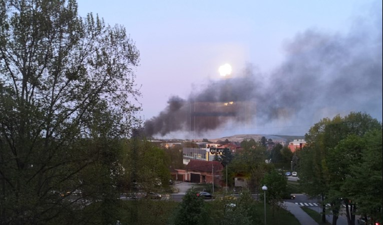 VIDEO Ugašen požar na zagrebačkom Jakuševcu, čula se eksplozija