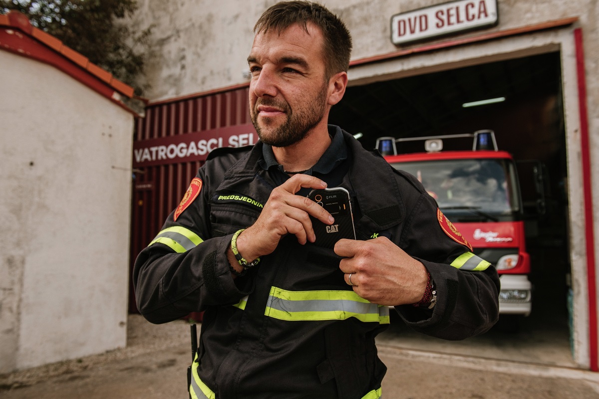 Sutra je Dan vatrogasaca, a evo kako im Cat® telefoni olakšavaju život