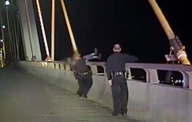 VIDEO Žena se htjela baciti s mosta u Houstonu, policajci je zgrabili i povukli nazad