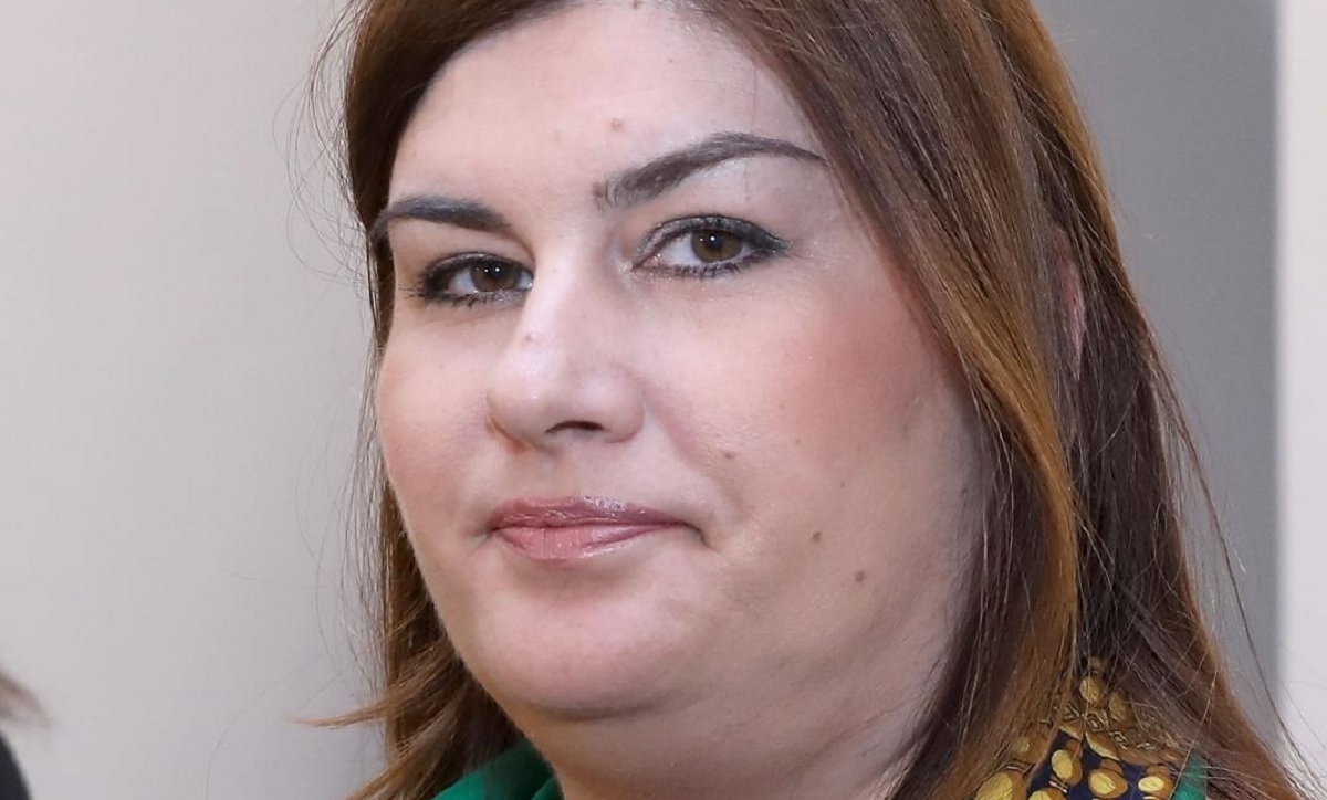 Žalac u dvorištu ima parkiran luksuzni Mercedes: "To su moji roditelji kupili"
